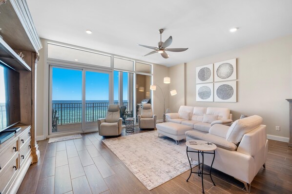 公寓客房, 多張床 (Vista Del Mar 406) | 起居區 | 電視