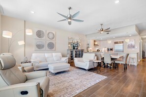 Apartment, Mehrere Betten (Vista Del Mar 406) | Wohnbereich | Fernseher