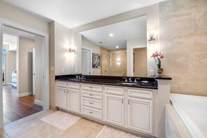 Condo, várias camas (Vista Del Mar 406) | Banheiro | Produtos de toalete grátis, shampoo, papel higiênico 