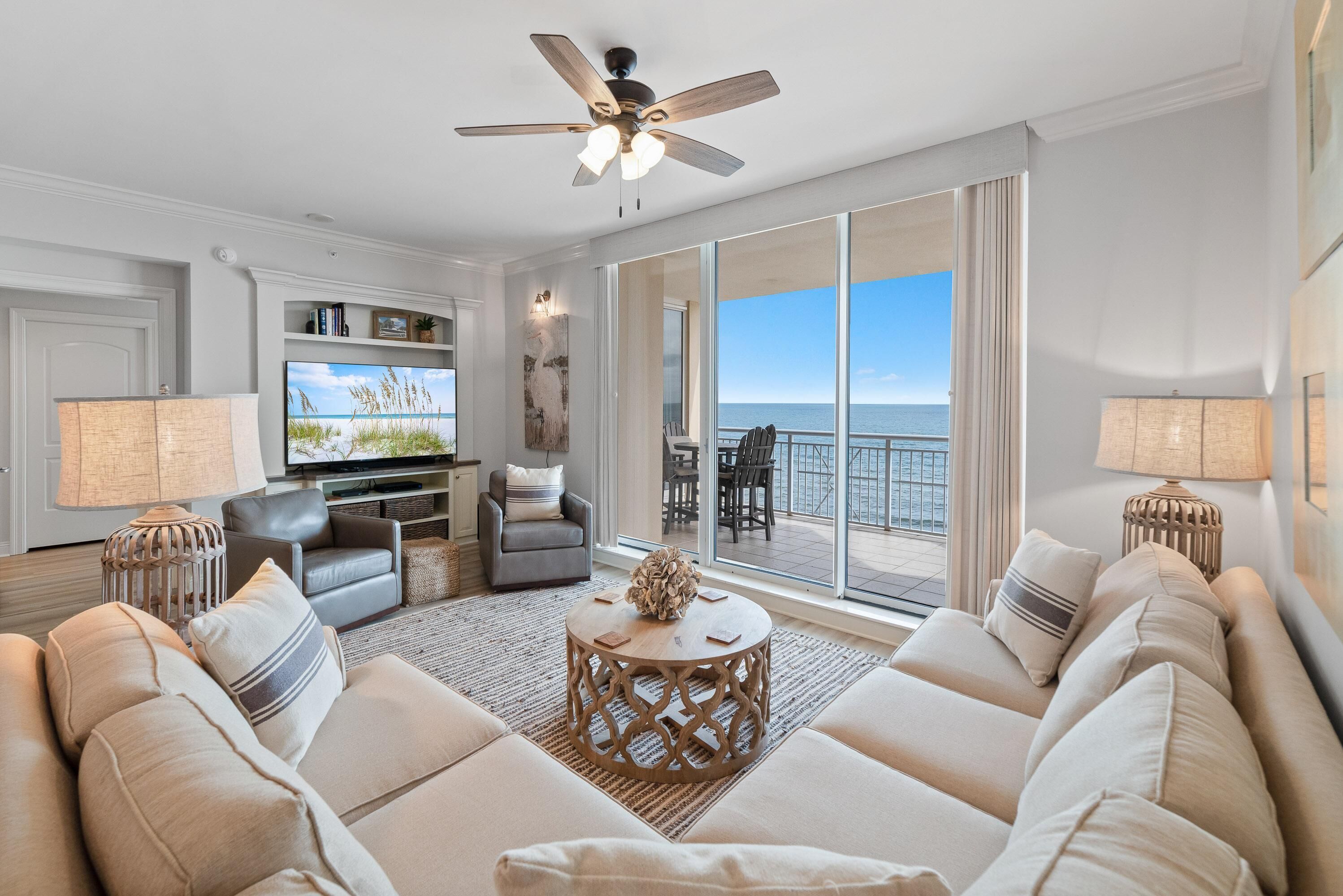 公寓式客房, 多张床 (Indigo East 802) | 起居区 | 电视