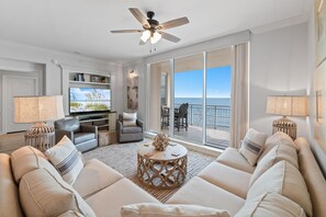 公寓客房, 多張床 (Indigo East 802) | 起居區 | 電視