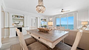 Condo, várias camas (Indigo East 802) | Opções para refeição