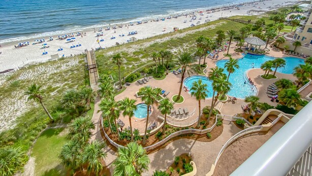 Un resort con spiaggia, area piscina e vista sull'oceano.