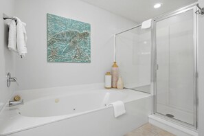 Condo, Multiple Beds (Palacio 1804) | Bathroom | Free toiletries, shampoo, toilet paper - Palacio 1804 (Pensacola)