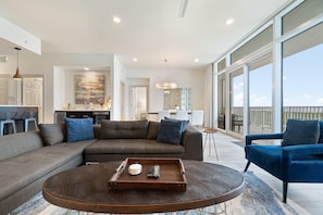 Apartment, Mehrere Betten (Vista Del Mar 603) | Wohnbereich | Fernseher