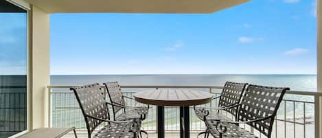 Apartamento, varias camas (Indigo East 1502) | Restaurante al aire libre