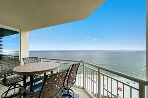 Apartment, Mehrere Betten (Indigo East 1502) | Speisen im Freien