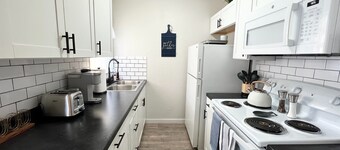 ⭐️Cozy Central Stay - Near Airport - Sleeps 2