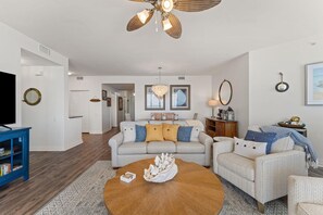 Apartment, Mehrere Betten (Beach Colony East 17B-Penthouse) | Wohnbereich | Fernseher