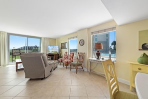 Apartment, Mehrere Betten (Perdido Towers East 106) | Wohnbereich | Fernseher