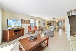 公寓式客房, 多张床 (Perdido Towers East 106) | 起居区 | 电视