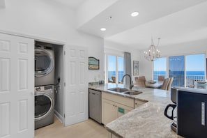 Condo, várias camas (Ariel Dunes I 2401) | Cozinha privada | Fogão, torradeira
