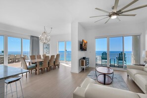 Condo, varias camas (Ariel Dunes I 2401) | Área de sala de estar | Televisión 