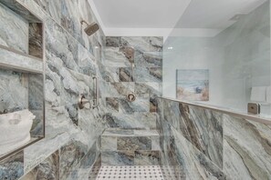 Appart'hôtel, plusieurs lits (Ariel Dunes I 2401) | Salle de bain | Articles de toilette gratuits, serviettes fournies, savon