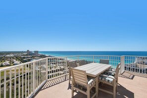 Condo, varias camas (Ariel Dunes I 2401) | Restaurante al aire libre