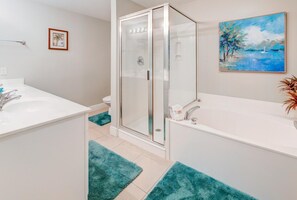 Condo, várias camas (Ariel Dunes I 2008) | Banheiro | Produtos de toalete grátis, toalhas de banho, sabonete, papel higiênico