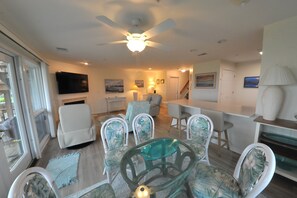 Smart TV, fireplace, DVD player, stereo - Waterfront in Historic Rock Hall, overlooking the main harbor and Chesapeake Bay (Rock Hall)