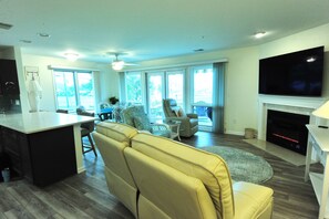 Smart TV, fireplace, DVD player, stereo - Waterfront in Historic Rock Hall, overlooking the main harbor and Chesapeake Bay (Rock Hall)