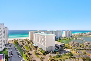 Un hôtel de grande hauteur doté d’un parking, d’un port de plaisance et offrant une vue sur la plage.