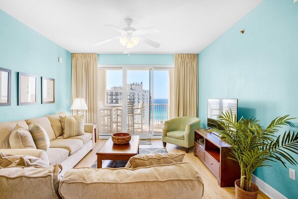 Condo, varias camas (Ariel Dunes I 1502) | Área de sala de estar | Televisión 