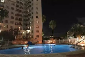 Piscine intérieure, piscine extérieure