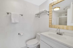 Asciugacapelli, asciugamani, sapone, shampoo