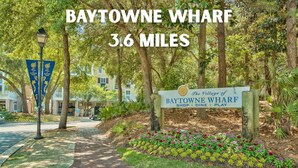 Señalización de Baytowne Wharf, indicando que está a 5.8 kilómetros.