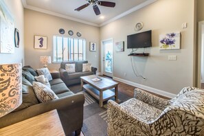 Leilighet, flere senger (Alerio E204) | Oppholdsområde | TV