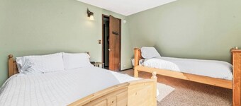 Ski slope views, Short walk to Bear Mtn and hiking trails. Great for all seasons