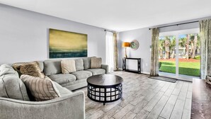 独立别墅, 多张床 (Summerhouse Townhomes #6- Blue Pearl) | 起居区