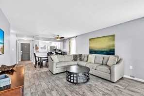 Stadtwohnung, Mehrere Betten (Summerhouse Townhomes #6- Blue Pearl) | Wohnbereich