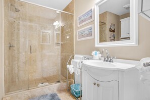 Casa, varias camas (Southern Comfort) | Baño | Secadora de cabello, toallas, jabón, papel de baño 