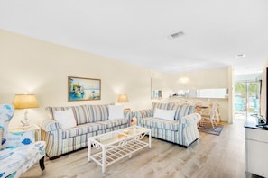 Huis, 1 kingsize bed met slaapbank (Sandprints B2- Owen's Oasis) | Woonruimte | Televisie