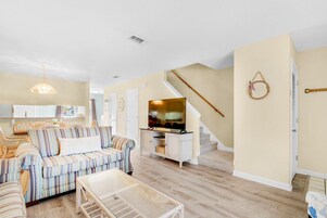 联排别墅, 1 张特大床和 1 张沙发床 (Sandprints B2- Owen's Oasis) | 起居区 | 电视