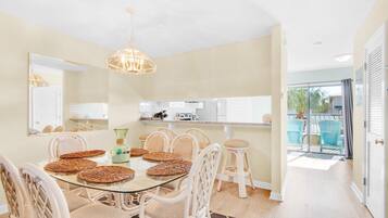 Townhome, 1 King Bed with Sofa bed (Sandprints B2- Owen's Oasis) | Dining