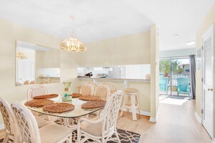 联排别墅, 1 张特大床和 1 张沙发床 (Sandprints B2- Owen's Oasis) | 用餐