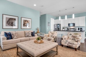 Casa, várias camas (Penelope Palms) | Área de estar | TV