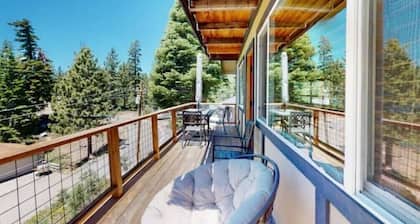 Mountaintop cabin minutes from Heavenly!