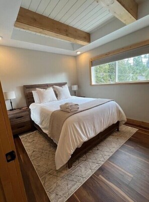 4 bedrooms, iron/ironing board, WiFi, bed sheets