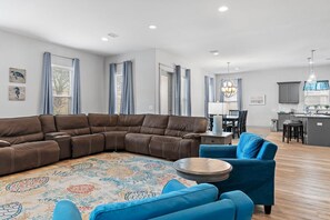 Casa, várias camas (Our Happy Place) | Área de estar | TV