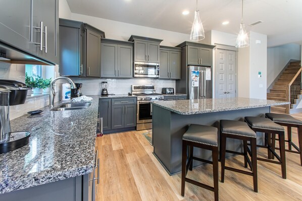 Talo, useita sänkyjä (Our Happy Place) | Yksityinen keittiö | Uuni, leivänpaahdin