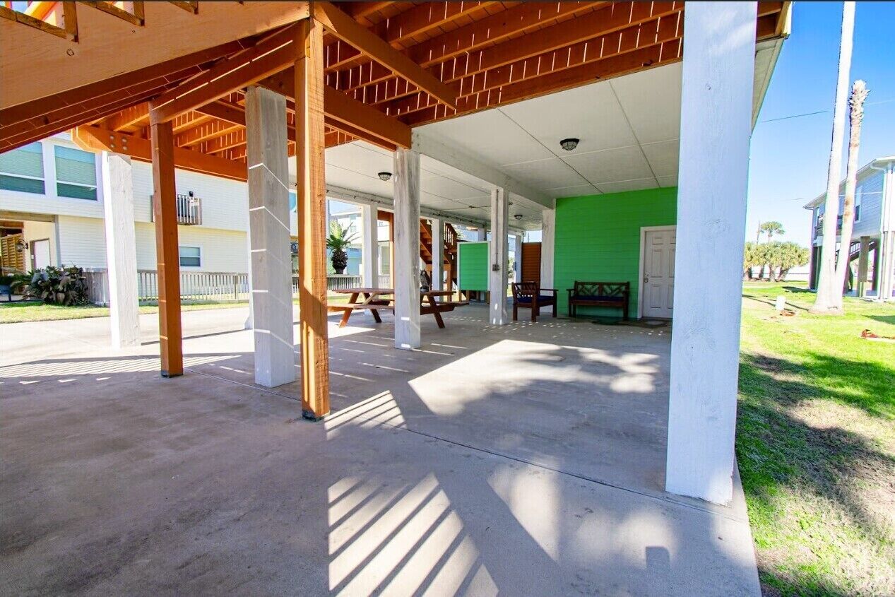 3 blocks from beach! Family size, great view. Only minutes from grocery shops.