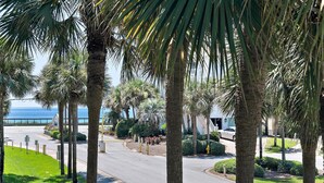 A street lined with palm trees and a view of the ocean. - Maravilla 3202 (Miramar Beach)