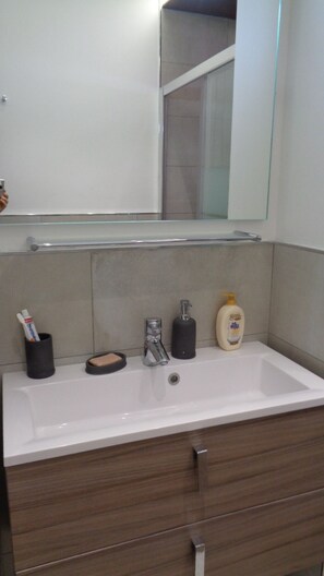 吹风机、毛巾、肥皂、卫生纸