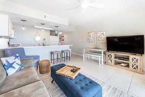 Apartamento, 1 cama de matrimonio con sofá cama (Gulfview I 313) | Zona de estar | Una televisión