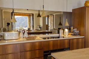Private kitchen - Villa FUATAISE, an exceptional property, right on the waterfront (Coti-Chiavari)