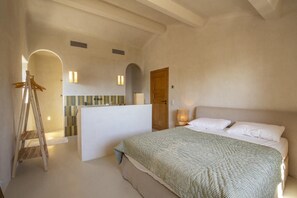 8 bedrooms, WiFi, bed sheets