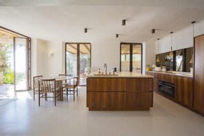 Private kitchen - Villa FUATAISE, an exceptional property, right on the waterfront (Coti-Chiavari)