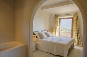 Room - Villa FUATAISE, an exceptional property, right on the waterfront (Coti-Chiavari)