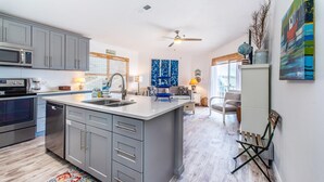 Condo, 1 Katil Ratu (Queen) dengan Katil Sofa (Gulfview II 301) | Dapur peribadi